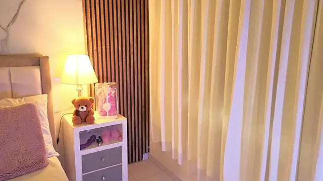 Snapshot of LunaRosse_ chatting on 10.10.25 LunaRosse online show from 10.10.25