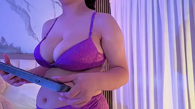 Snapshot of LunaRosse_ chatting on 10.19.25 LunaRosse online show from 10.19.25