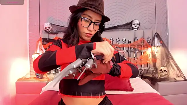 Snapshot of eviegothel_ chatting on 10.31.25 eviegothel online show from 10.31.25