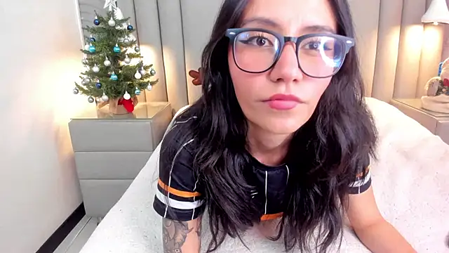 eviegothel  online show from 12.15.25