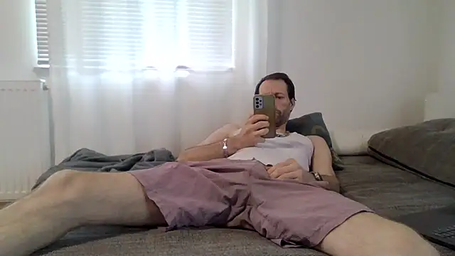 Snapshot of XLBarehengst chatting on 10.22.25 XLBarehengst online show from 10.22.25