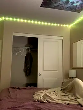 Snapshot of shakeweight chatting on 11.06.25 shakeweight online show from 11.06.25