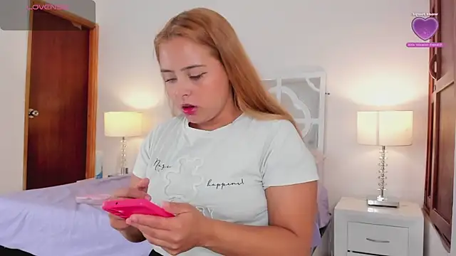 Snapshot of MikaelaStone chatting on 10.07.25 MikaelaStone online show from 10.07.25