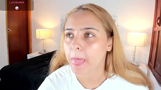 Snapshot of MikaelaStone chatting on 10.11.25 MikaelaStone online show from 10.11.25