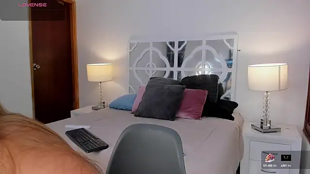 Snapshot of MikaelaStone chatting on 10.16.25 MikaelaStone online show from 10.16.25