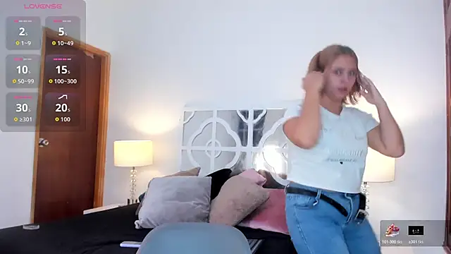 Snapshot of MikaelaStone chatting on 11.01.25 MikaelaStone online show from 11.01.25