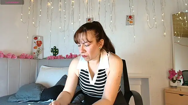 Snapshot of AmaraMoon_ chatting on 09.11.25 AmaraMoon online show from 09.11.25