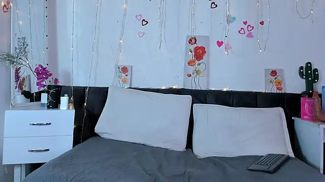 Snapshot of AmaraMoon_ chatting on 11.05.25 AmaraMoon online show from 11.05.25