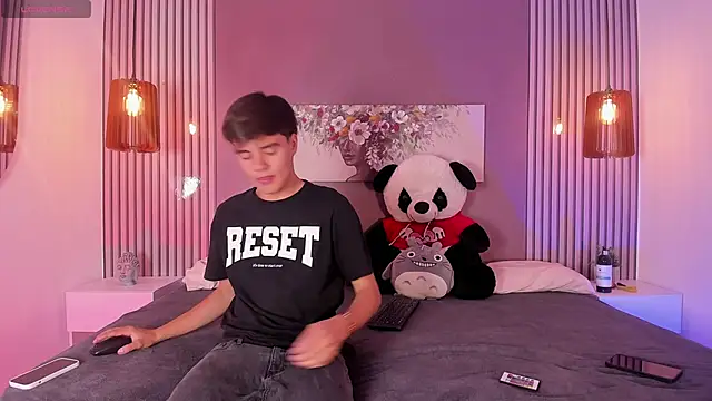 Snapshot of sweet_petter chatting on 10.05.25 sweet petter online show from 10.05.25