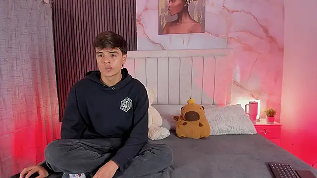 Snapshot of sweet_petter chatting on 10.13.25 sweet petter online show from 10.13.25