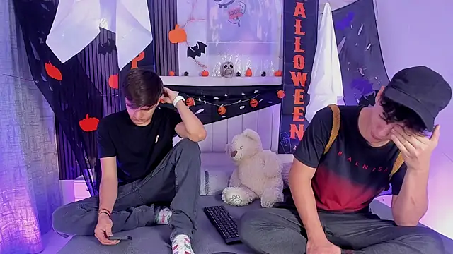 Snapshot of sweet_petter chatting on 10.25.25 sweet petter online show from 10.25.25