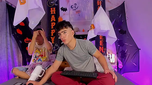 Snapshot of sweet_petter chatting on 10.29.25 sweet petter online show from 10.29.25