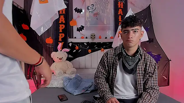 Snapshot of sweet_petter chatting on 10.31.25 sweet petter online show from 10.31.25