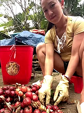 Snapshot of Huong-Ly chatting on 10.03.25 Huong-Ly online show from 10.03.25