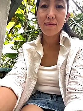 Snapshot of Huong-Ly chatting on 10.17.25 Huong-Ly online show from 10.17.25