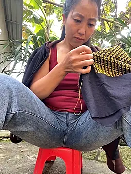 Snapshot of Huong-Ly chatting on 10.19.25 Huong-Ly online show from 10.19.25