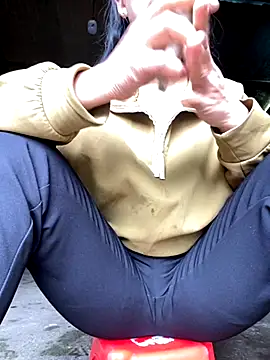 Snapshot of Huong-Ly chatting on 10.21.25 Huong-Ly online show from 10.21.25