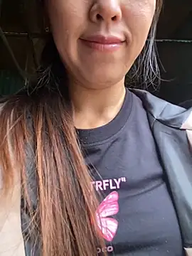 Snapshot of Huong-Ly chatting on 10.26.25 Huong-Ly online show from 10.26.25