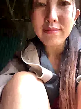 Snapshot of Huong-Ly chatting on 10.27.25 Huong-Ly online show from 10.27.25