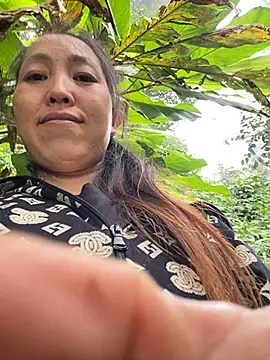 Snapshot of Huong-Ly chatting on 10.28.25 Huong-Ly online show from 10.28.25