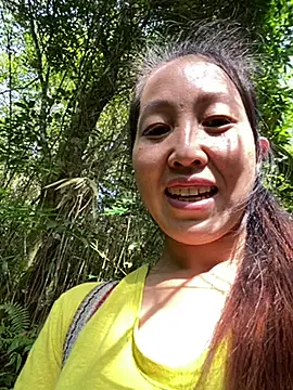 Snapshot of Huong-Ly chatting on 10.30.25 Huong-Ly online show from 10.30.25