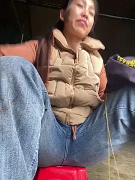 Snapshot of Huong-Ly chatting on 11.05.25 Huong-Ly online show from 11.05.25