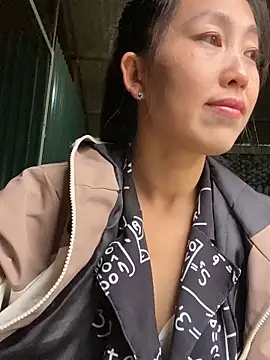 Snapshot of Huong-Ly chatting on 11.11.25 Huong-Ly online show from 11.11.25