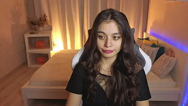 Leila Hefner online show from 11.07.25