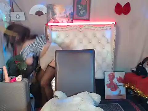 Snapshot of miss_laila_ chatting on 09.13.25 miss laila online show from 09.13.25