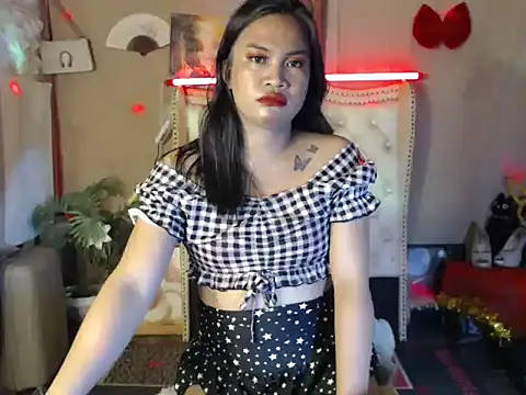 Snapshot of miss_laila_ chatting on 09.18.25 miss laila online show from 09.18.25