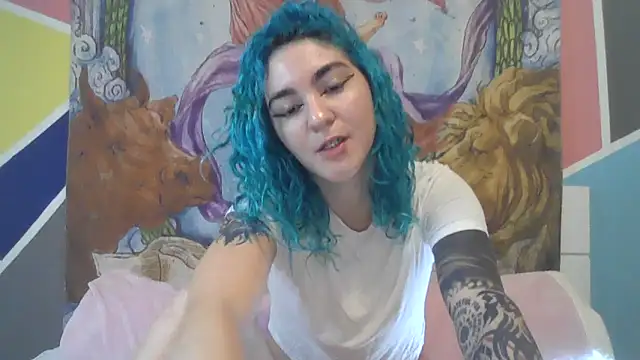 Snapshot of peetitefairy chatting on 10.13.25 peetitefairy online show from 10.13.25