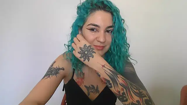 Snapshot of peetitefairy chatting on 10.15.25 peetitefairy online show from 10.15.25