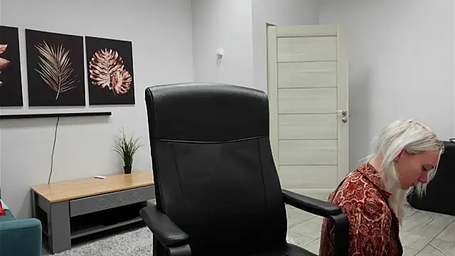 Laura Chaplin online show from 11.06.25