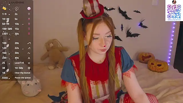 Snapshot of BellaQueenss chatting on 10.31.25 BellaQueenss online show from 10.31.25