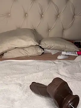 Snapshot of Danicute_ chatting on 10.24.25 Danicute online show from 10.24.25