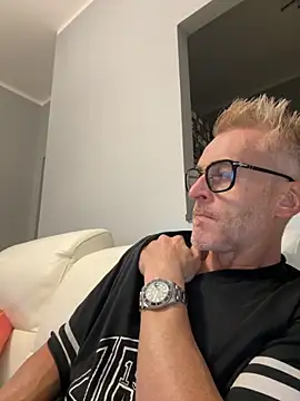 Axl hot online show from 09.26.25