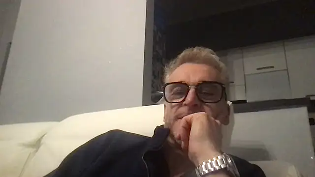 Axl hot online show from 12.04.25