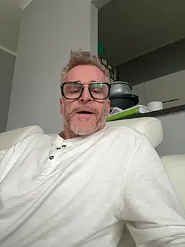 Axl hot online show from 03.22.26