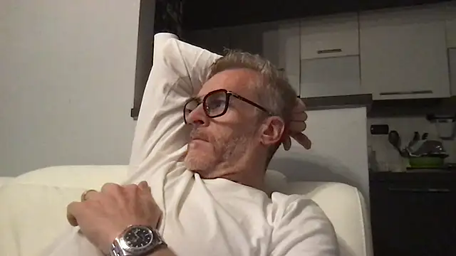 Axl hot online show from 04.08.26