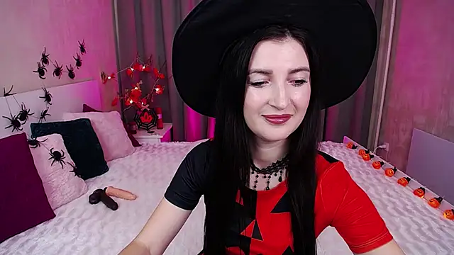 Snapshot of EvelinCuper chatting on 10.31.25 EvelinCuper online show from 10.31.25