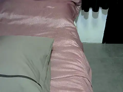 CREAMY BANANA online show from 12.16.25