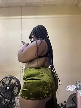 Snapshot of CurvyCocoxxx chatting on 05.18.26 CurvyCocoxxx online show from 05.18.26