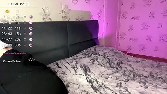 Snapshot of DiaDavidson chatting on 10.13.25 DiaDavidson online show from 10.13.25