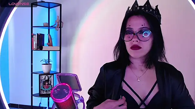 girldom online show from 10.14.25