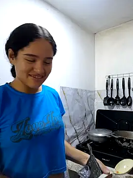 Snapshot of ValentinaMartel chatting on 10.21.25 ValentinaMartel online show from 10.21.25
