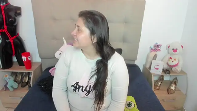 TifanyAmazinng online show from 11.10.25