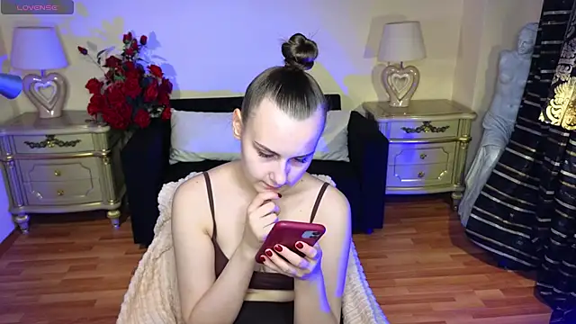 Snapshot of Kelly_Cartier chatting on 10.04.25 Kelly Cartier online show from 10.04.25