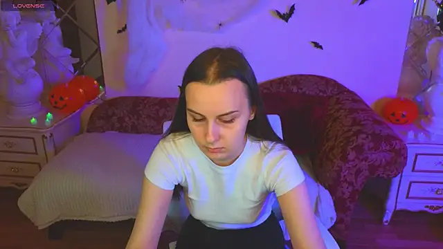 Snapshot of Kelly_Cartier chatting on 10.17.25 Kelly Cartier online show from 10.17.25