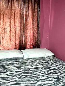 Snapshot of BrownRoxxane6 chatting on 10.29.25 BrownRoxxane6 online show from 10.29.25