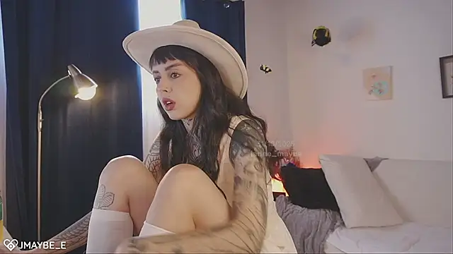 Snapshot of janne_maybe chatting on 10.31.25 janne maybe online show from 10.31.25